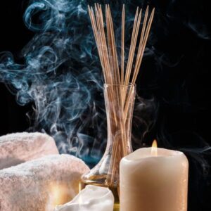 Illustration symbolique d’une purification de lieu ou de maison à l’aide d’encens et de bougie